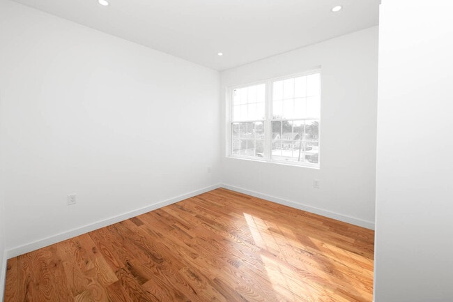 Photo - 125 Broughton Ave Unit 3