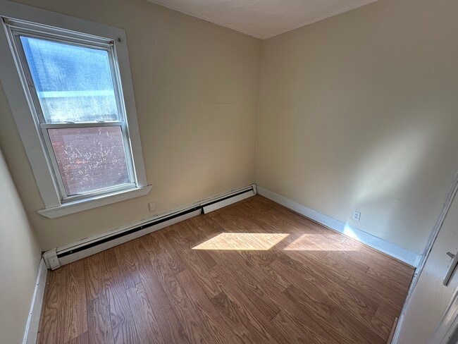 Building Photo - 367 Maverick St Unit 2