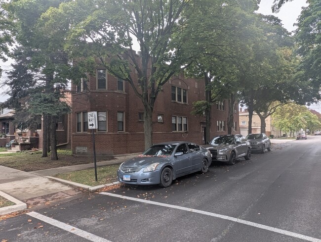 Building Photo - 5820 W Berteau Ave Unit 2