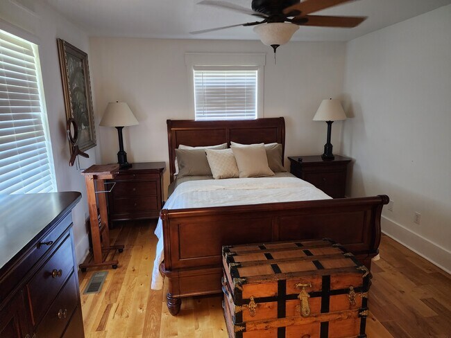 Master bedroom - 202 Dockery Ln SE