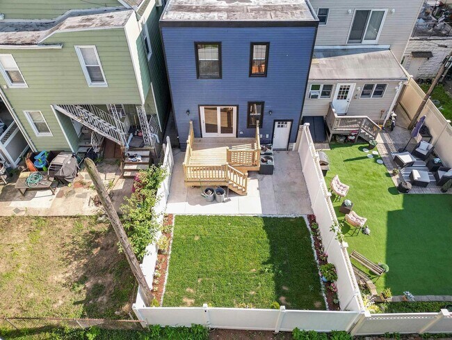 Photo - 133 W 4th St Unit 1