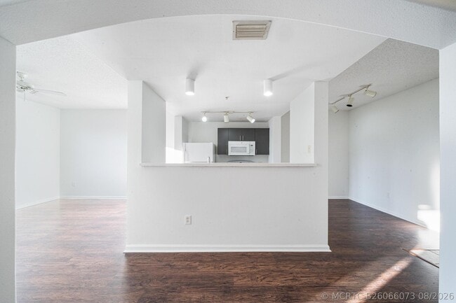 Building Photo - 533 NE 3rd Ave Unit 541