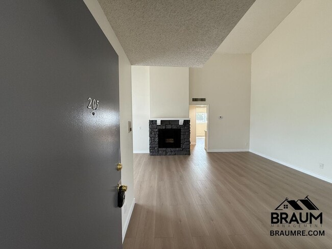 Photo - 13347 Victory Blvd Apartamento Unidad 205