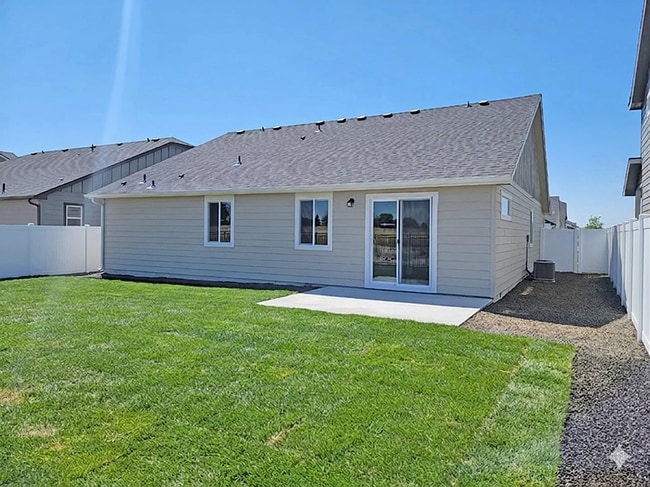 Patio interior - 1096 N Ryde Ave