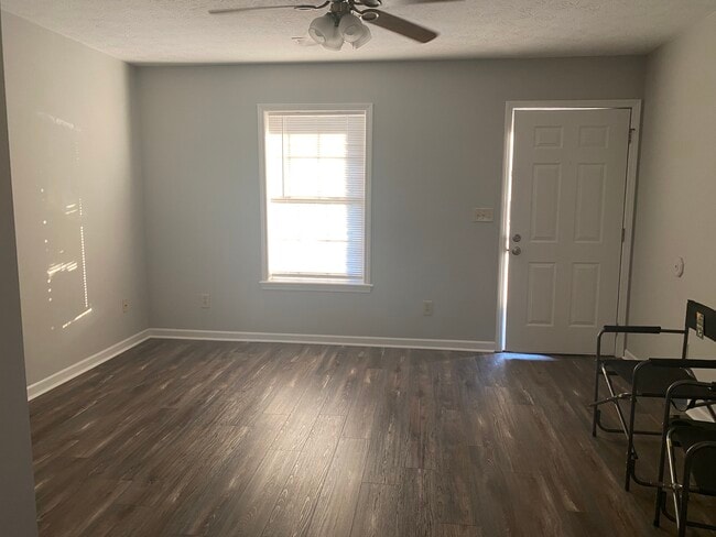 Living RM - 1030 Jim Fox Rd Unidad Jim Fox Apts