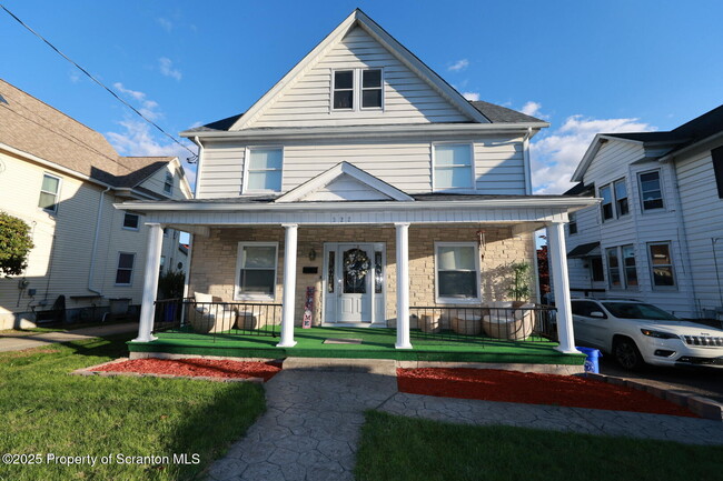 Building Photo - 322 1st St