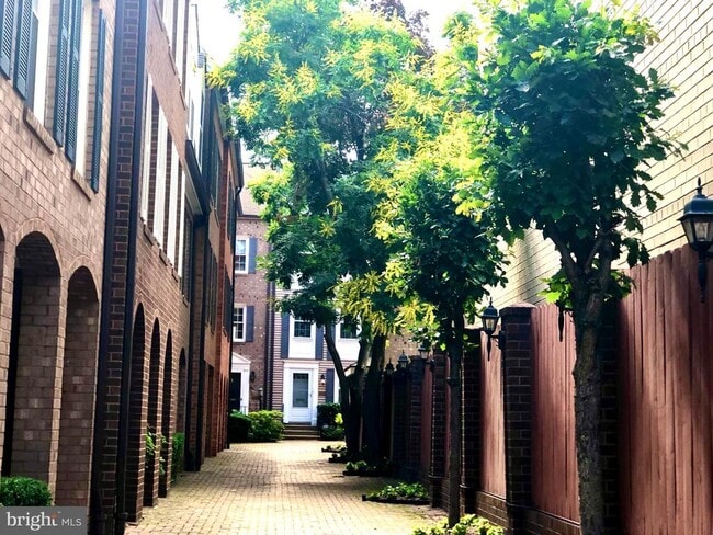 Building Photo - 900 24th St NW