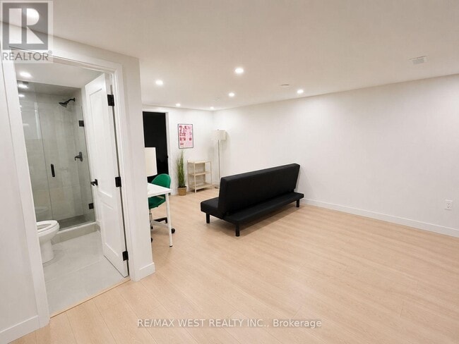 Photo - 202 Perth Ave