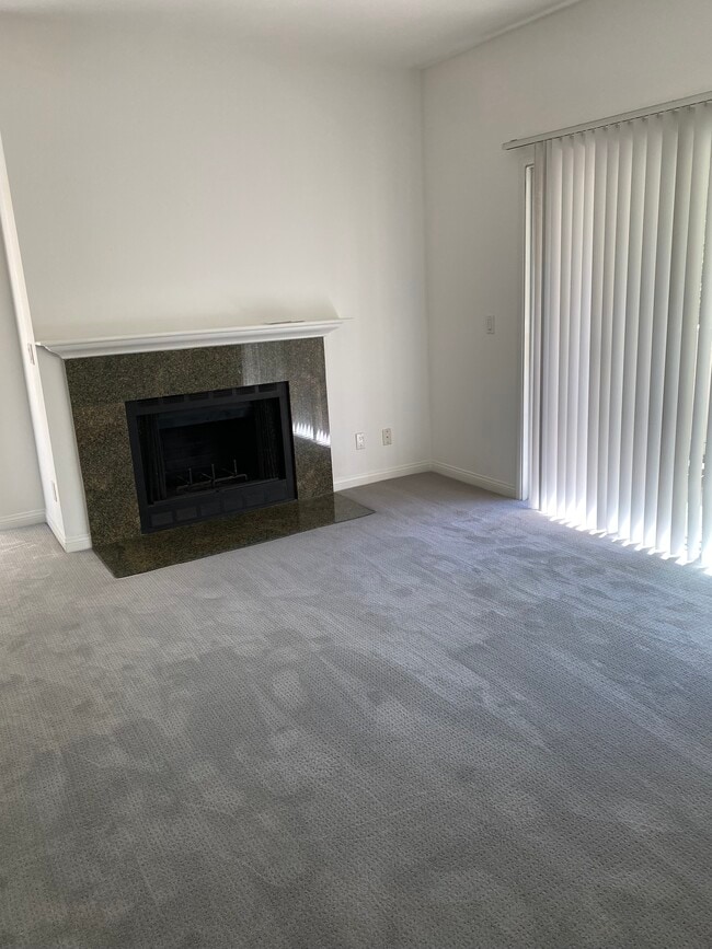 Living Room - 2485 Creekside Ct Unit None