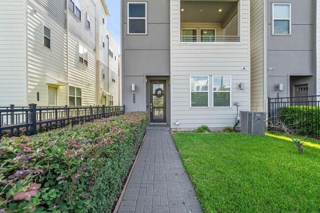 Great Opportunity! Modern three-story home located in the heart of EaDo, offering a well-designed...