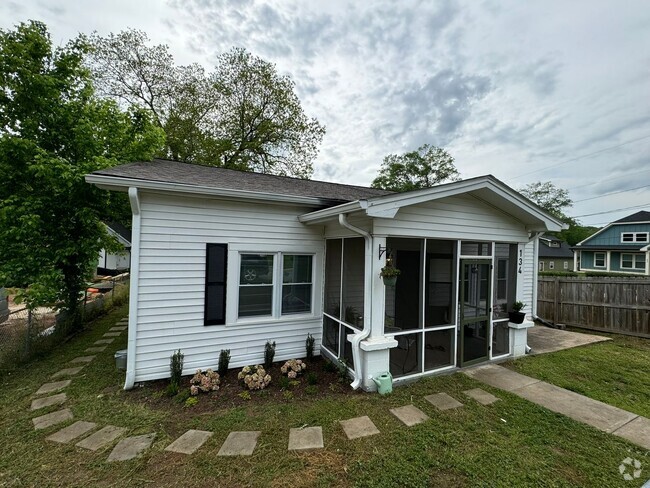 Building Photo - Updated 3bed/2bath House with Older Charm!