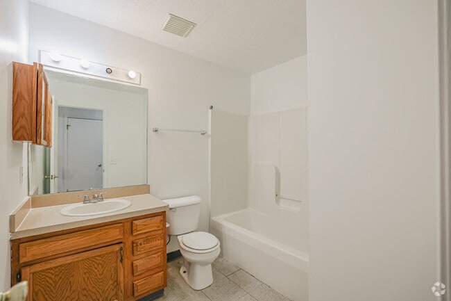 3BR, 1.5BA - 1100SF - Primary Bathroom - Lakeview Place