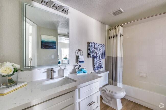 2 BR, 2 BA - 943 SF