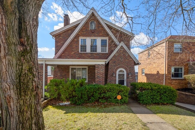 Photo - Beautiful 3 Bedroom House in Carrick Available May 1!