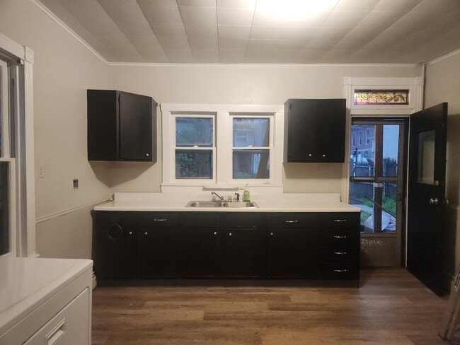 Photo - 115 W Railroad St