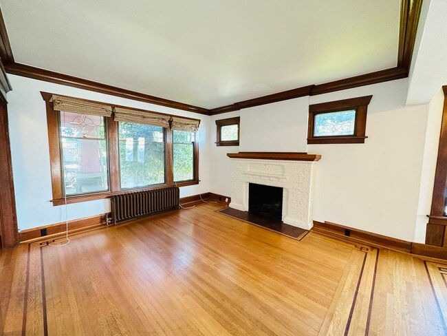 Photo - Beacon Hill - "Pretty in Pink" 2 Bedroom /...