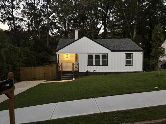 Building Photo - 1389 Lanvale Dr SW