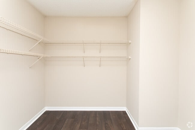 2BR, 2BA - 1069SF