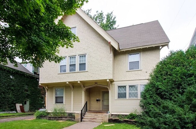 Photo - Affordable 6-Bedroom House Close to U of M...