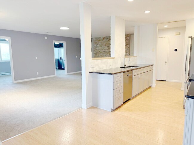 Photo - ***$500 off 1st Month Rent*** Bright & Bea...