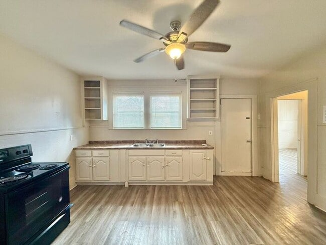 Photo - Charming 2 Bed, 1 Bath Unit!