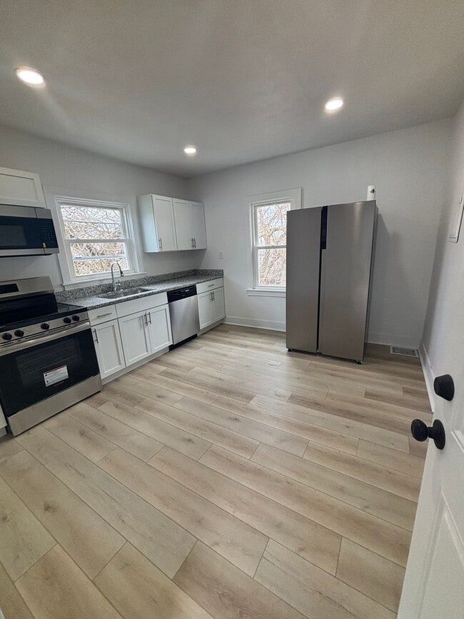 Building Photo - 1640 E 85th St Unit 2