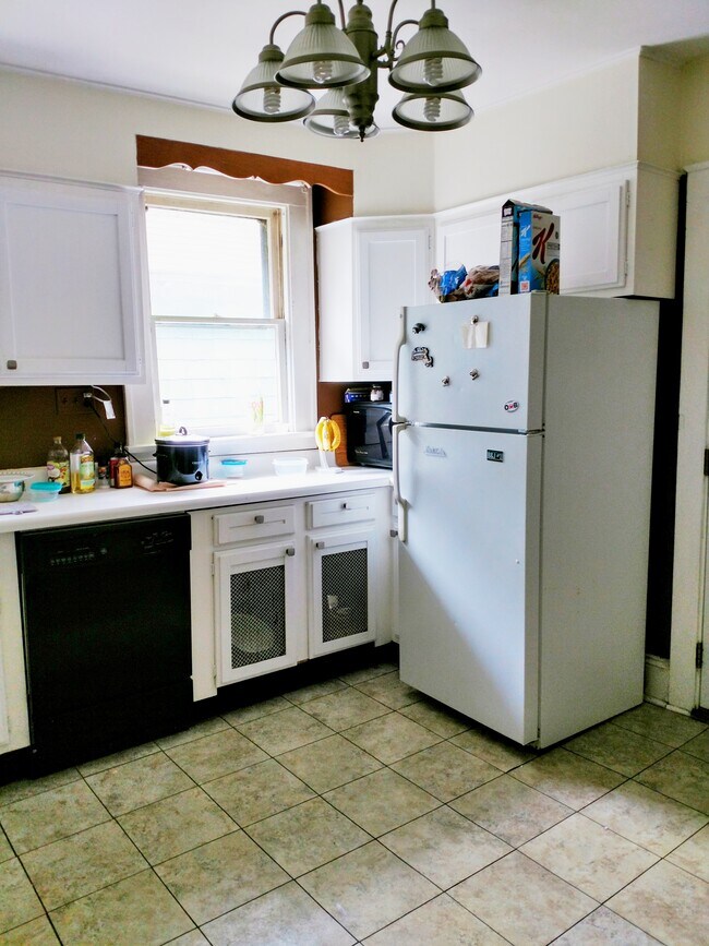 dishwasher in kitchen - 552 Park Ave