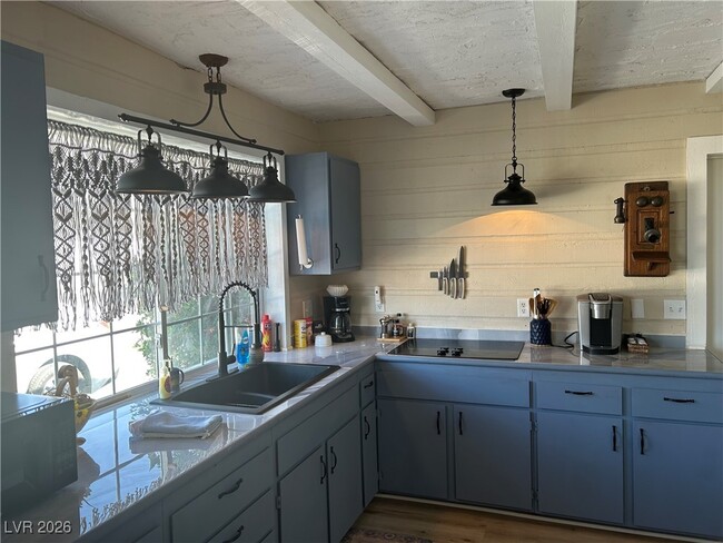 Photo - 6889 Beverly Glen Ave Unidad b