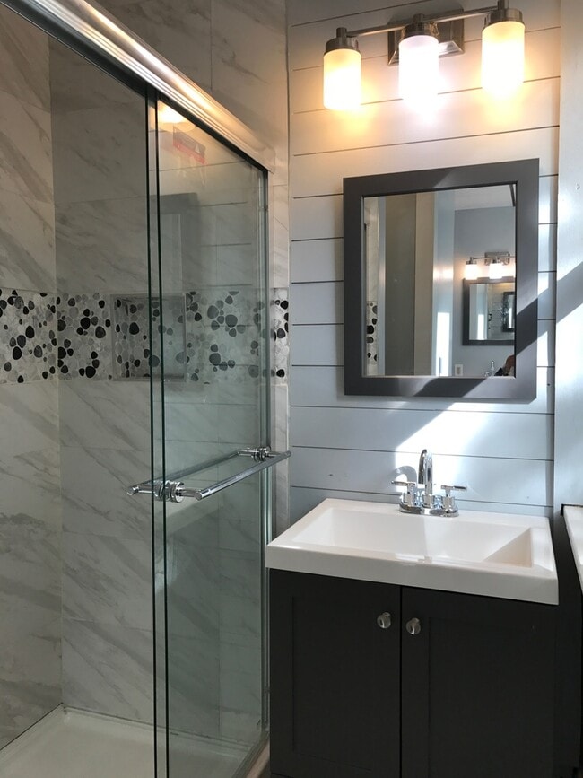 Photo - 301 E Locust St Unidad lower