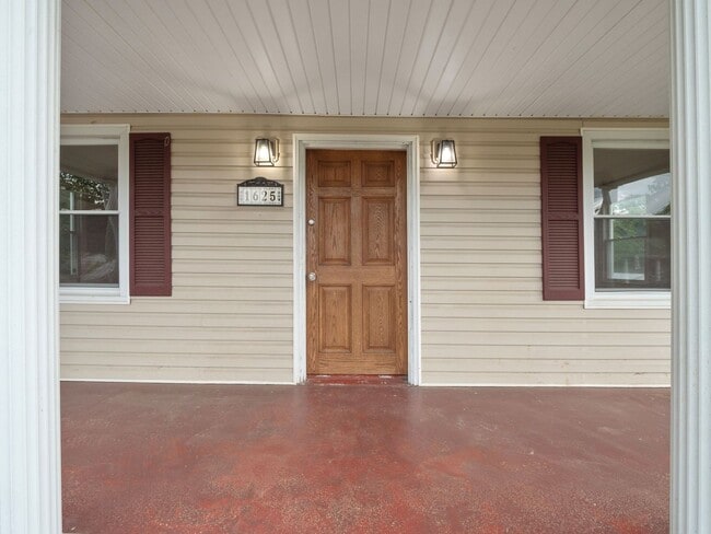 Photo - 4 Bedroom/1 Bathroom Home with Fenced Yard Available in SE Roanoke!