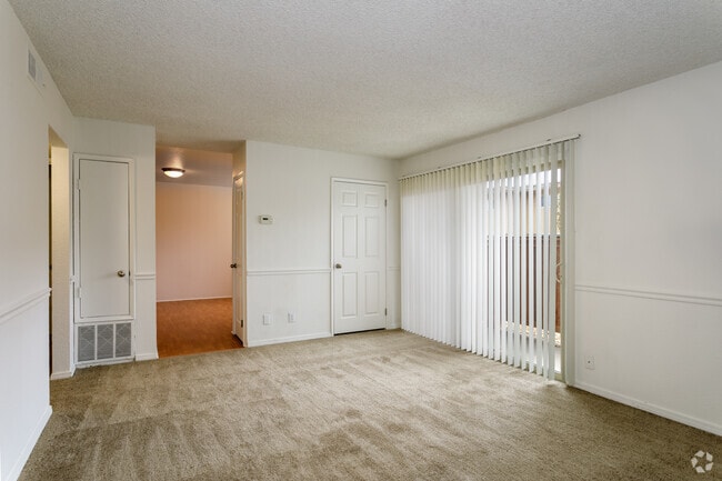 2BR, 1BA - 908SF - The Drake and Anderson Court