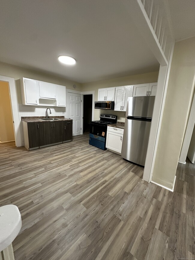 Building Photo - 42 Spring St Unit 2