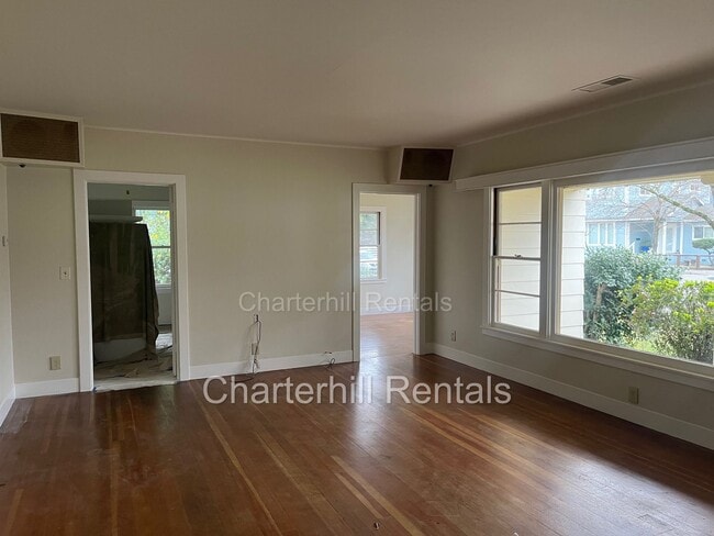 Photo - 122 S Main St