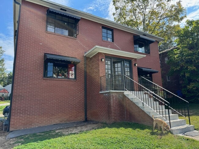 Building Photo - Central AVL - 1/1 Updated Apartment Ready ...
