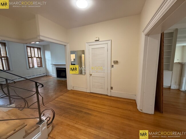 Building Photo - 1805 Beacon St Unit 2