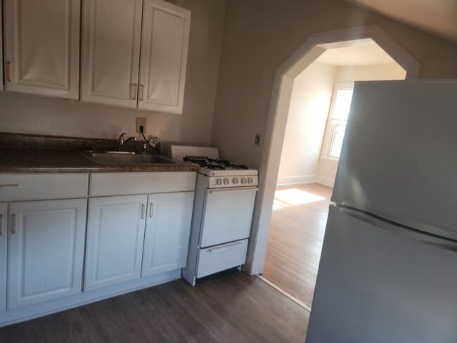 Building Photo - 2366 Wheeler St Unit 3