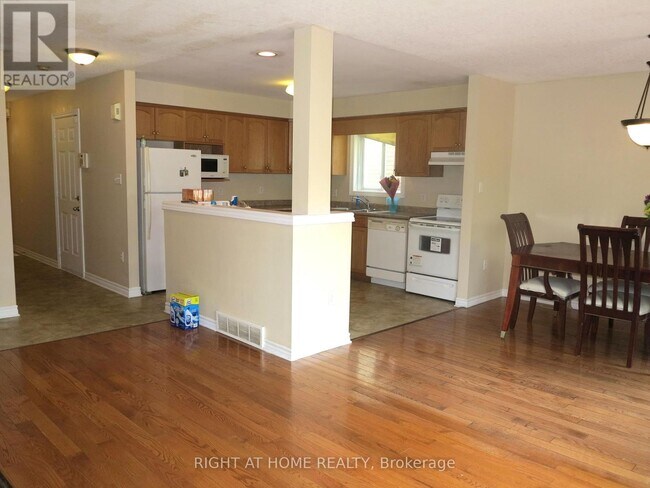 Photo - 692 Oakcrossing Rd