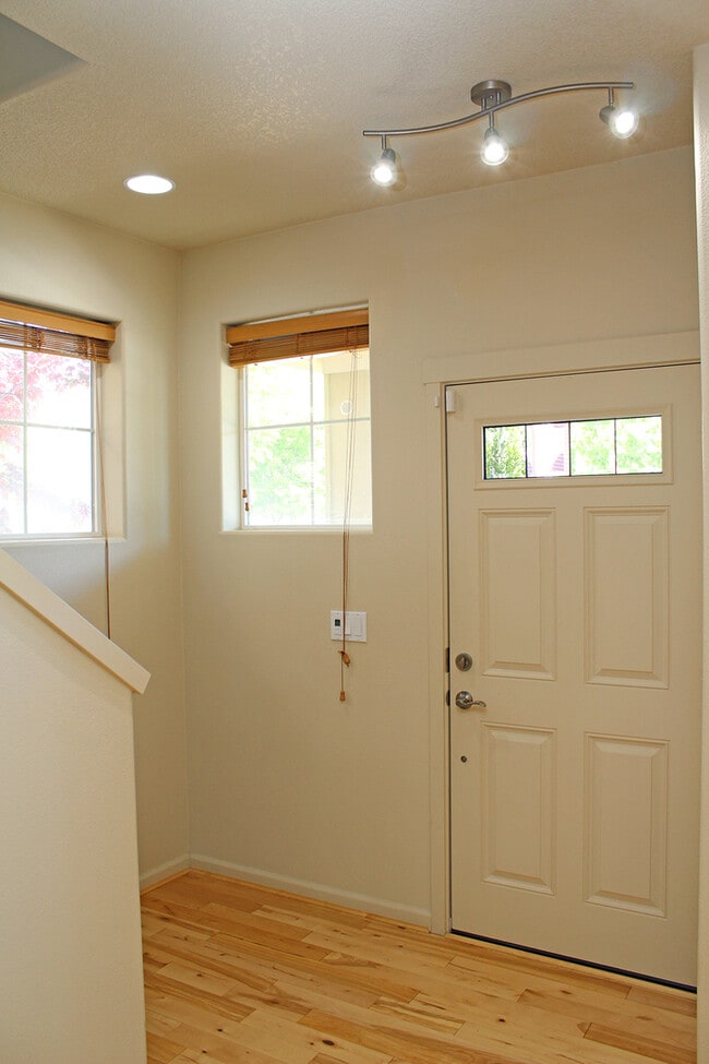 Photo - 321 NE Edgeway Drive