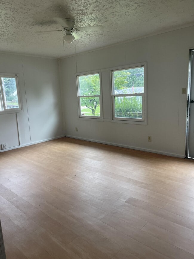Photo - 887 Kickapoo Ave