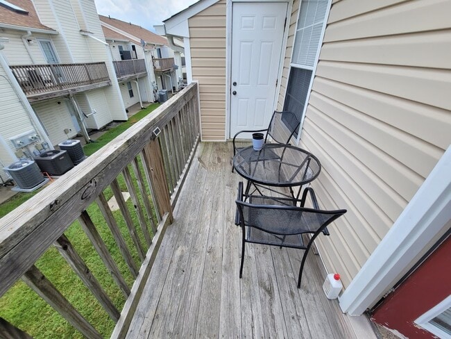 Photo - 1424 Deerpond Ln