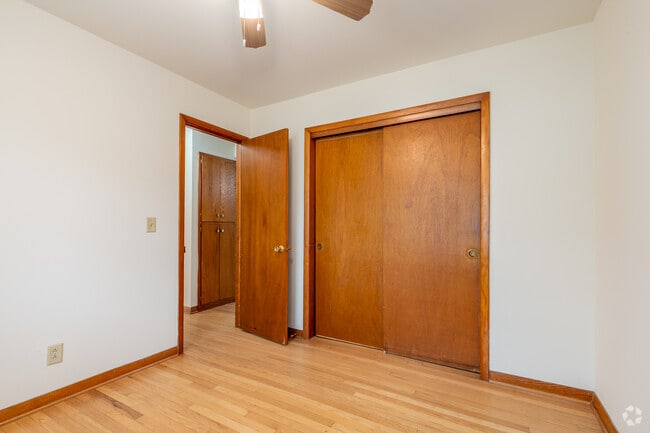 2BR, 1BA - 750SF - Bedroom