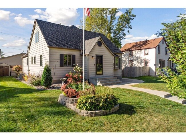 Photo - 311 Park St E