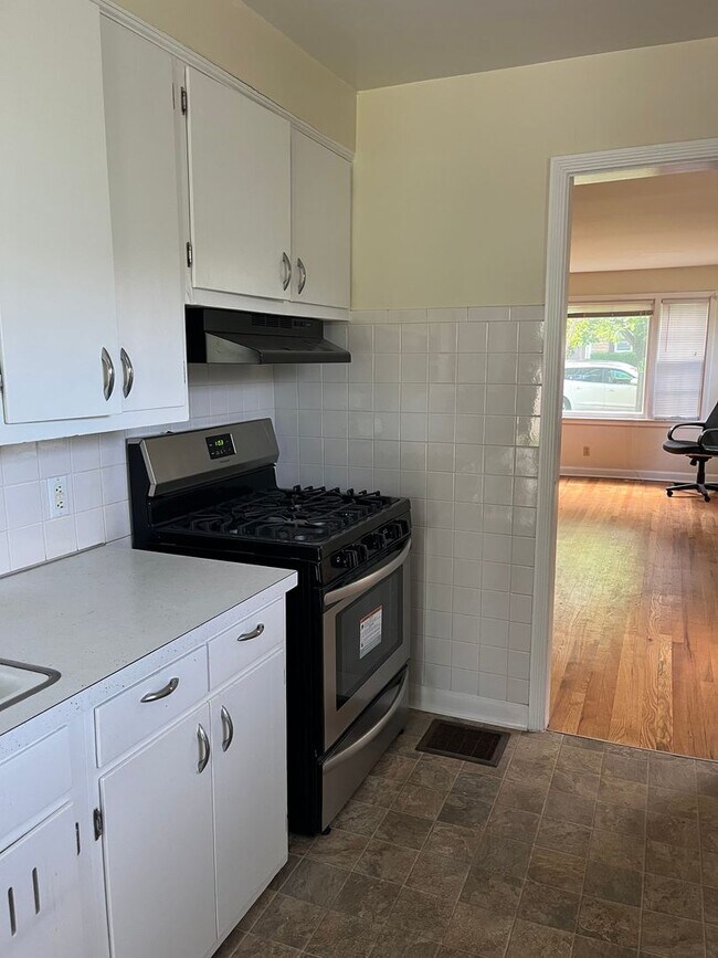 Photo - Grandview Area large 2 bedroom Unit A