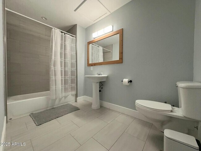 Photo - 1 W Fairmont Dr