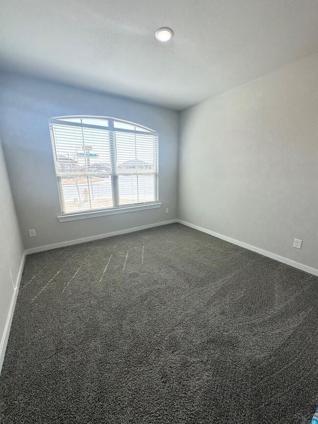 Photo - 5 Bedroom 4 Bathroom Ready to Rent ASAP!