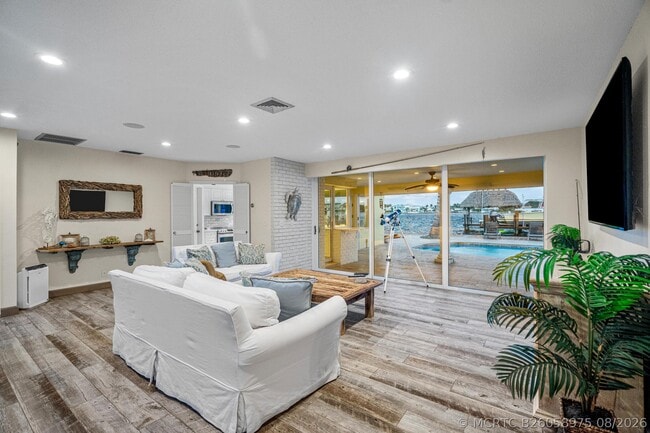 844 East Dr