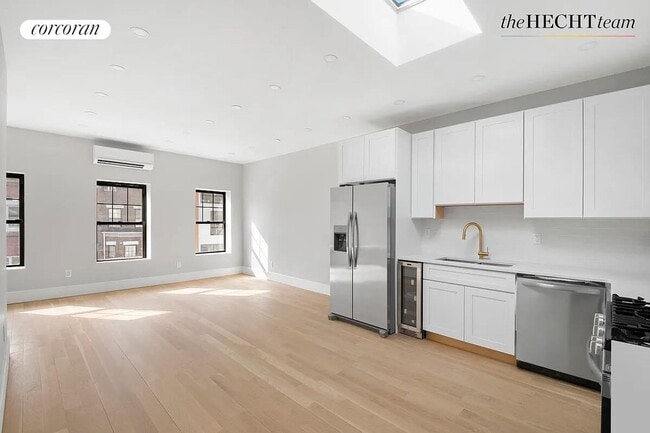 Building Photo - 1319 Lincoln Pl Rental