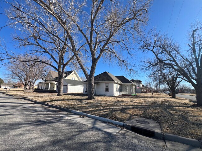 Photo - 920 E 16th Ave