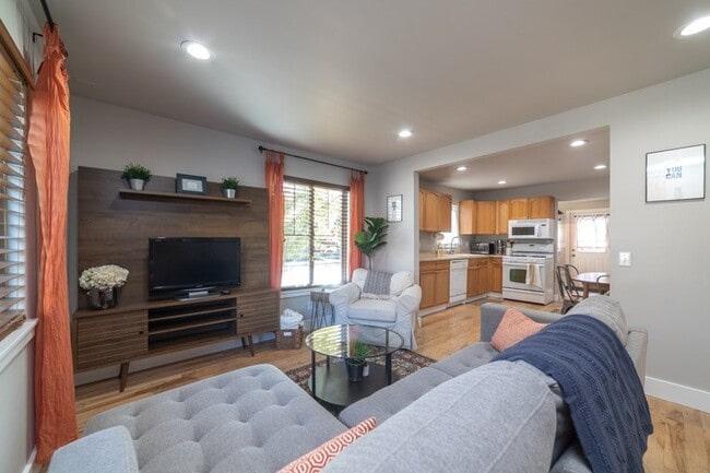 Photo - 111 NW Bond St