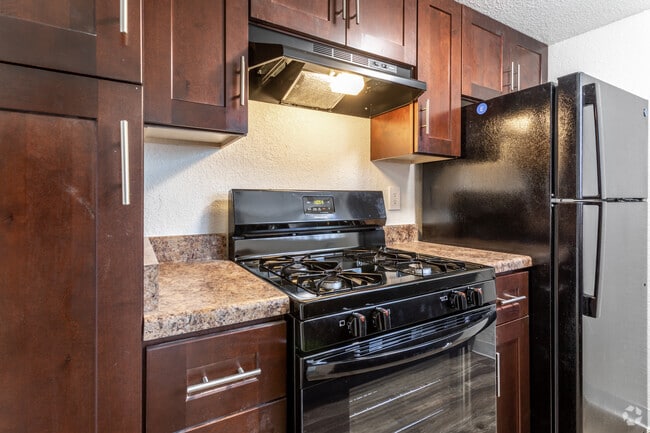 2BR, 2BA - 789 SF